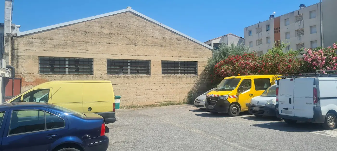 Le parking public attenant au site RHODANIA HUB, à l'entrée sud de Montélimar